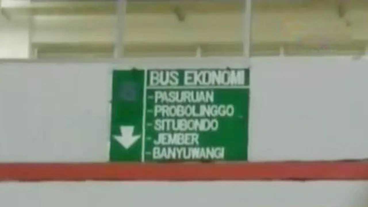 Tiket Habis, Pemudik di Situbondo Nekat Naik Kapal Kayu