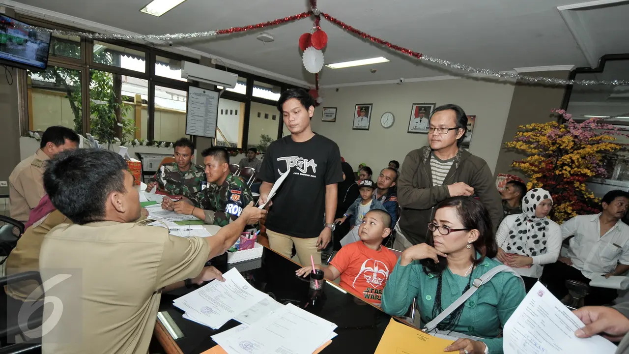 20160829-Urus e-KTP, Warga Geruduk Kantor Kelurahan Srengseng Sawah-Jakarta