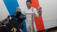 Rio Haryanto memegang nomor 88  yang akan dipakai pada Formula 1 2016 di Sirkuit Catalunya, Barcelona. (Bola.com/Rio Haryanto Media)