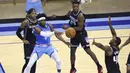 Pebasket Houston Rockets, Daniel House, mengoper bola kepada rekannya saat melawan Sacramento Kings pada laga NBA, Jumat (1/1/2021). Houston Rockets menang dengan skor 122-119. (AP/Richard Carson)