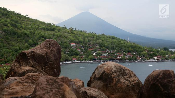 Pemandangan Gunung Agung yang terlihat dari kawasan Pantai Amed, Karangasem, Bali, Rabu (6/12). Kawasan Amed ini merupakan destinasi yang terkenal dengan keindahan alam bawah lautnya. (Liputan6.com/Immanuel Antonius)