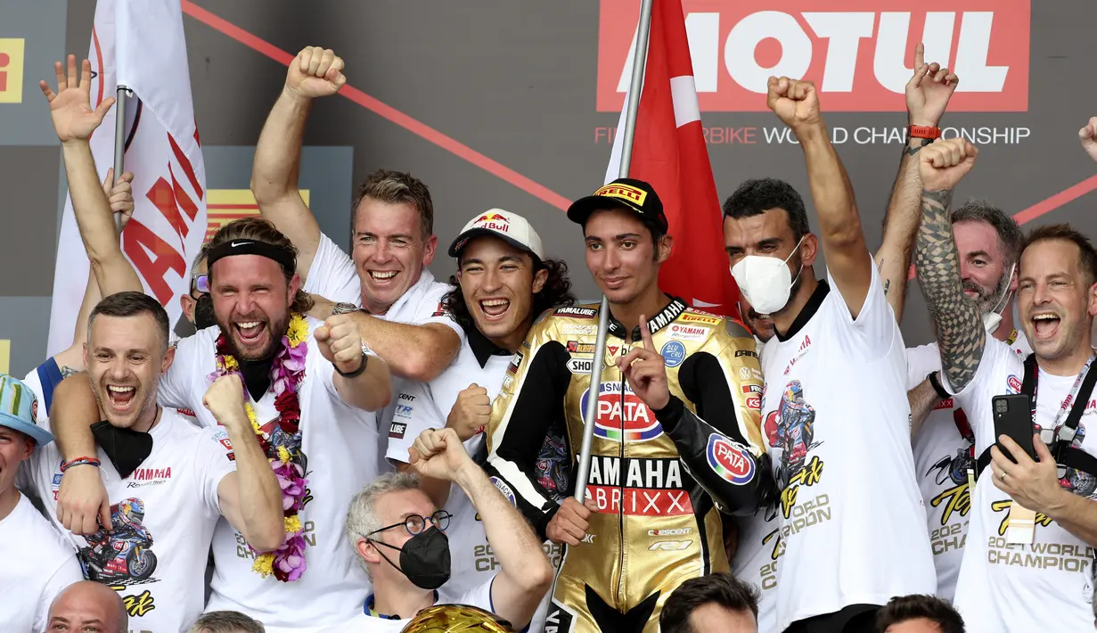Pembalap Pata Yamaha Toprak Razgatlioglu (tengah) melakukan selebrasi bersama timnya usai Race 1 WSBK Mandalika 2021 di Pertamina Mandalika International Street Circuit, Lombok, Nusa Tenggara Barat, Minggu (21/11/2021). (AP Photo/Achmad Ibrahim)