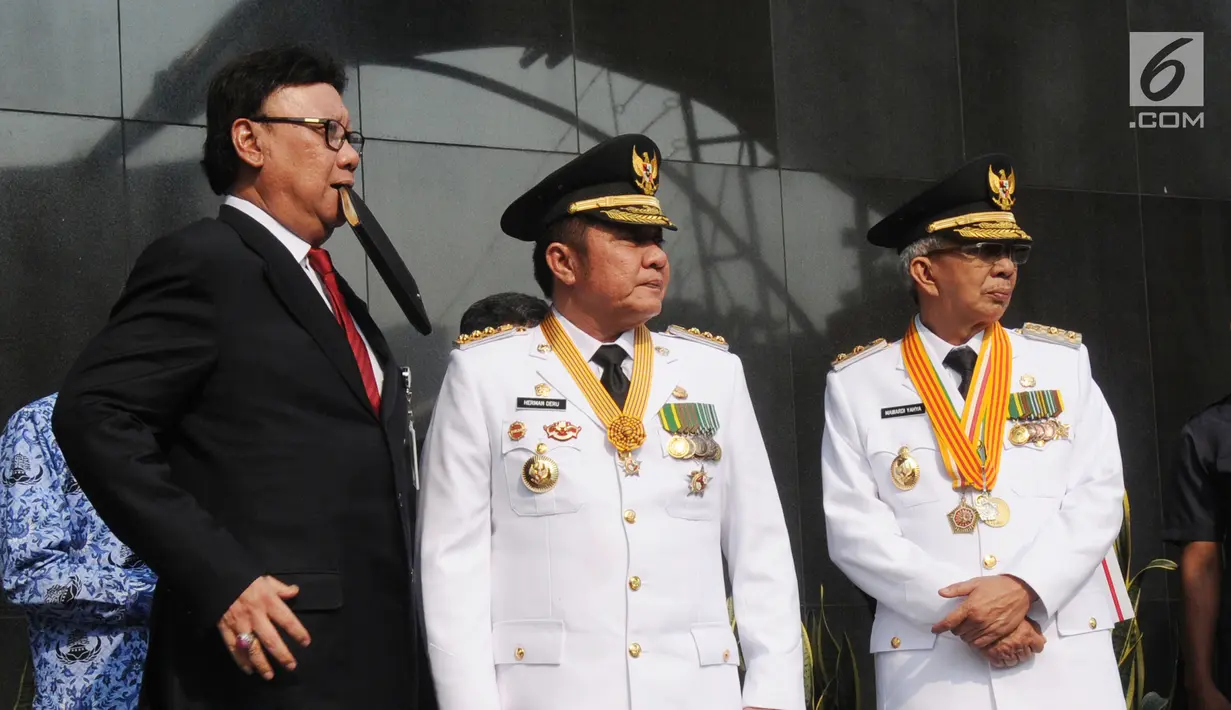 Gubernur-Wagub Sumsel, Herman Deru dan Mawardi Yahya bersama Mendagri Tjahjo Kumolo berada di depan gedung KPK, Jakarta, Senin (1/10). Gubernur terpilih ini mendatangi KPK guna melakukan pencegahan korupsi. (Merdeka.com/Dwi Narwoko)