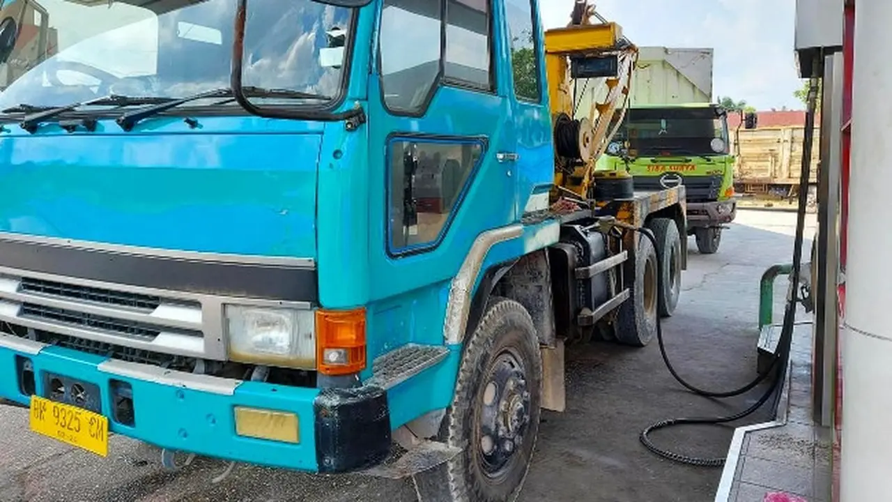 Salah satu truk yang pernah berurusan dengan polisi karena memodifikasi tangki untuk mendapatkan solar subsidi.