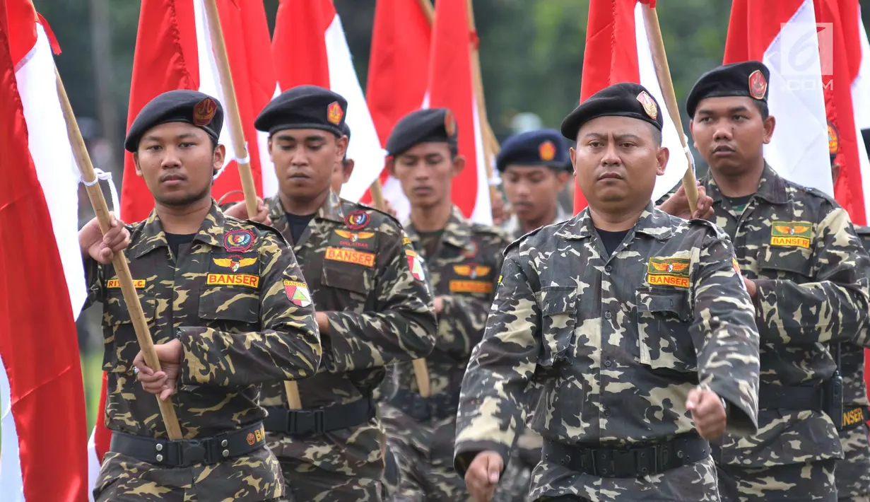 Peserta Kemah Pemuda Indonesia membawa bendera merah putih saat apel di Cibubur, Jakarta, Jumat (27/10). Menyambut peringatan Sumpah Pemuda, acara dibuka dengan apel 1.000 Pemuda Indonesia, dan dilanjutkan dengan Kirab Satu Negeri. (Liputan6.com/Ipung)