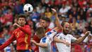 Proses terjadinya gol Spanyol yang diciptakan Gerard Pique melalui sundulan ke gawang Republik Ceska. Gol kemenangan yang dicetak bek Barcelona itu tercipta pada menit ke-87. (AFP/Pascal Guyot)
