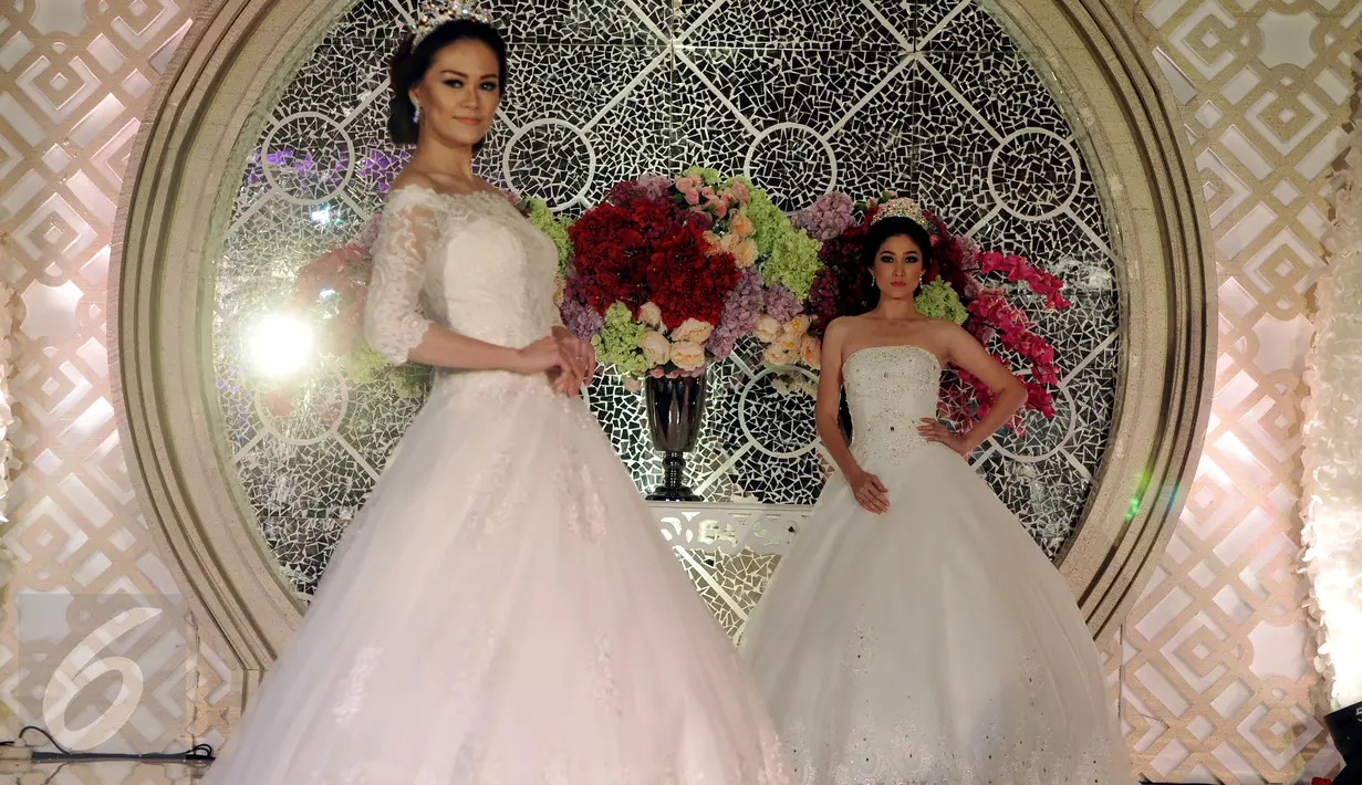 Model memperagakan busana Yohannes Bridal saat fashion show gaun pengantin bertema "Wedding Open House"  di Jakarta, (20/2).  Pameran Fashion Show Wedding Open House ini di gelar dari tanggal 20 - 21 Februari 2016.(Liputan6.com/JohanTallo)