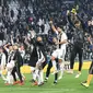 Para pemain Juventus merayakan kemenangan atas AC Milan pada laga Serie A di Stadion Allianz, Turin, Sabtu (6/4). Juventus menang 2-1 atas AC Milan. (AP/Andrea Di Marco)