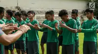 Timnas Indonesia U-19 melakukan pendinginan usai melakukan latihan di Stadion Padonmar, Yangon, Jumat (9/9). Jelang hadapi Vietnam, Timnas U-19 terus digenjot dalam transisi pemain dan tembakan jarak jauh. (Liputan6.com/Yoppy Renato)