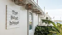 The Boat House bergaya nautical dengan sajian makanan dan pemandangan yang menakjubkan.  (Foto: Instagram/ Theboathouserosebay)