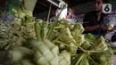 Pedagang kulit ketupat menunggu pembeli di bawah kolong jembatan kawasan Pesanggrahan, Jakarta, Senin (10/5/2021). H-3 menjelang Hari Raya Idul Fitri 1442 H, penjualan kulit ketupat mulai marak yang dijual dengan harga Rp 8.000 per 10 buahnya. (Liputan6.com/Johan Tallo)