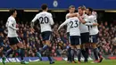 Para pemain Chelsea merayakan gol yang dicetak Christian Eriksen pada laga Premier League di Stadion Stamford Bridge, London, Minggu (1/4/2018). Chelsea kalah 1-3 dari Tottenham. (AFP/Daniel Leal-Olivas)