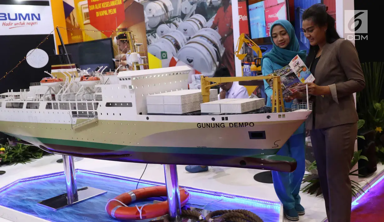 Pengunjung melihat miniatur kapal di pameran Indonesia Business and Development Expo (IBD Expo) di Jakarta, Rabu (20/9). Pameran IBD Expo berlangsung dari 20-23 September 2017. (Liputan6.com/Angga Yuniar)