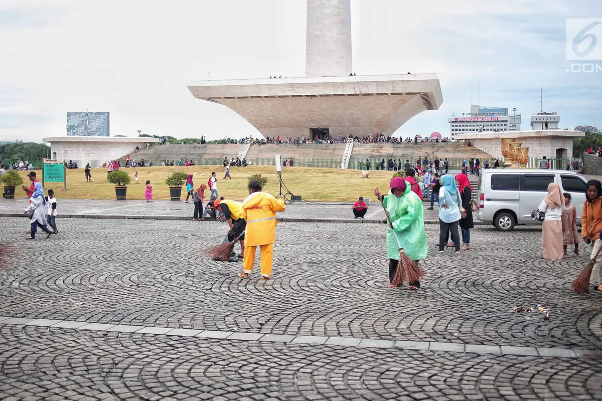 Bersih-Bersih Monas Usai Malam Tahun Baru