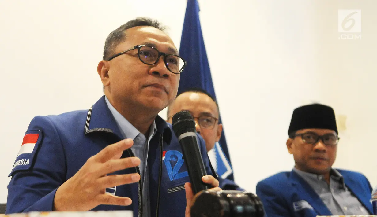 Ketua Umum PAN Zulkifli Hasan memberikan keterangan seusai bertemu Ketua PA 212 Slamet Maarif di Jakarta, Rabu (20/2). PAN akan memberikan bantuan hukum kepada Slamet dalam menghadapi kasus pidana pemilu di Jawa Tengah. (Liputan6.com/Herman Zakharia)