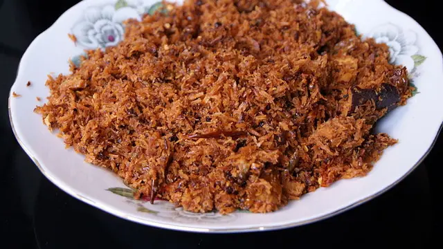 Sepiring serundeng kelapa pedas manis khas Solo