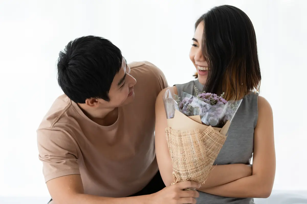 perempuan dan pasangan 27 agustus romantis