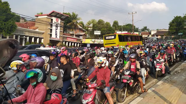 Kawasan Puncak, Bogor mengalami kemacetan, Sabtu (9/11/2019). (Liputan6.com/ Achmad Sudarno)
