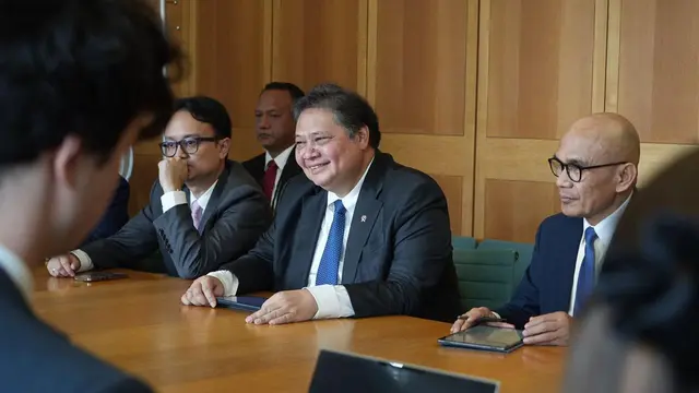 Menteri Koordinator Bidang Perekonomian Airlangga Hartarto melakukan kunjungan kerja ke Ingrris dan melakukan pertemuan Richard Henry Ronald Benyon (Lord Benyon), Menteri Negara untuk Iklim, Lingkungan dan Energi Inggris di London.
