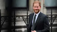 Pangeran Harry, Duke of Sussex dari Inggris saat meninggalkan Royal Courts of Justice, Pengadilan Tinggi Inggris, di pusat kota London pada 28 Maret 2023. (DANIEL LEAL / AFP)