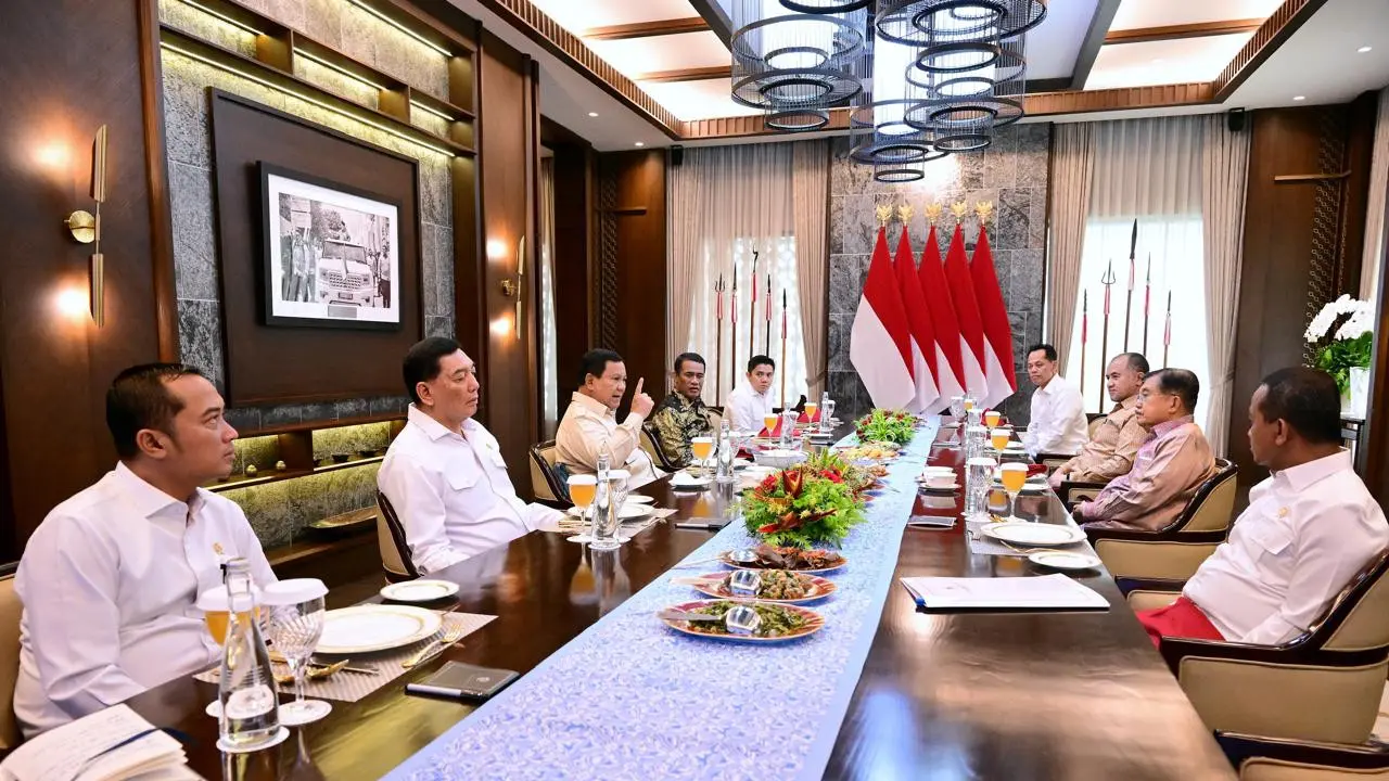 Presiden Prabowo Subianto menerima Wakil Presiden (Wapres) ke-10 dan ke-12 Jusuf Kalla (JK) di Presidential Lounge, Istana Kepresidenan Jakarta, Selasa (4/2/2025)