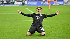 Gelandang Bayern Munich asal Jerman bernomor punggung 42, Lennart Karl, merayakan gol ketiga (0-3) dalam pertandingan sepak bola divisi pertama Bundesliga Jerman antara Borussia Moenchengladbach dan FC Bayern Munich di Moenchengladbach, Jerman barat, pada 25 Oktober 2025. (INA FASSBENDER / AFP)