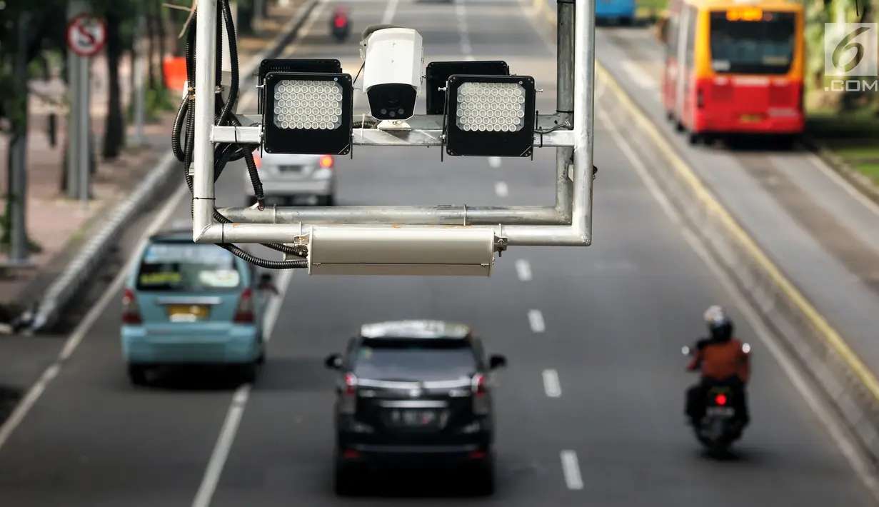 CCTV terpasang di dekat alat ERP di Jakarta, Sabtu (19/1). Meski dua perusahaan peserta lelang ERP mundur teratur dari proses tender yang sedang berlangsung, Pemprov DKI Jakarta tetap optimis sistem ERP dapat terlaksana. (Liputan6.com/JohanTallo)