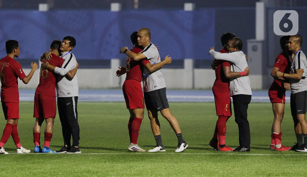 Para pemain Timnas Indonesia U-22 merayakan kemenangan atas Timnas Laos dalam pertandingan Grup B SEA Games 2019 di Stadion City of Imus Grandstand, Filipina, Kamis (5/12/2019). Timnas U-22 Indonesia berhasil melaju semifinal setelah mengalahkan Laos 4-0. (Bola.com/M Iqbal Ichsan)