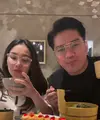 Boy William dan Ayu Ting Ting menunjukan keseruan mereka makan bareng. Keduanya terlihat menyantap berbagai menu khas negeri Sakura, Jepang. [Foto: Instagram/ayutingting92]