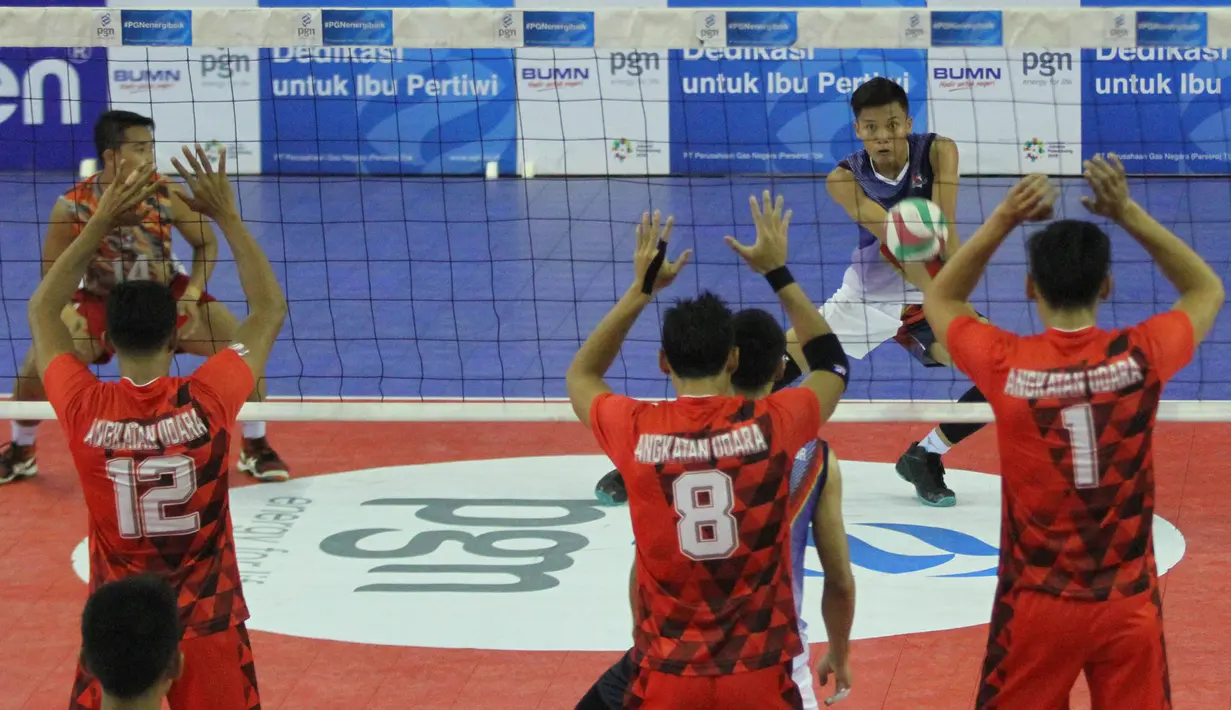 Pevoli Bhayangkara Samator berusaha mengembalikan bola saat melawan TNI AU pada laga final Livoli 2017 di GOR Dimyati, Tangerang, Sabtu (9/12/2017). Bhayangkara menang 3-1 atas TNI AU. (Bola.com/Vitalis Yogi Trisna)