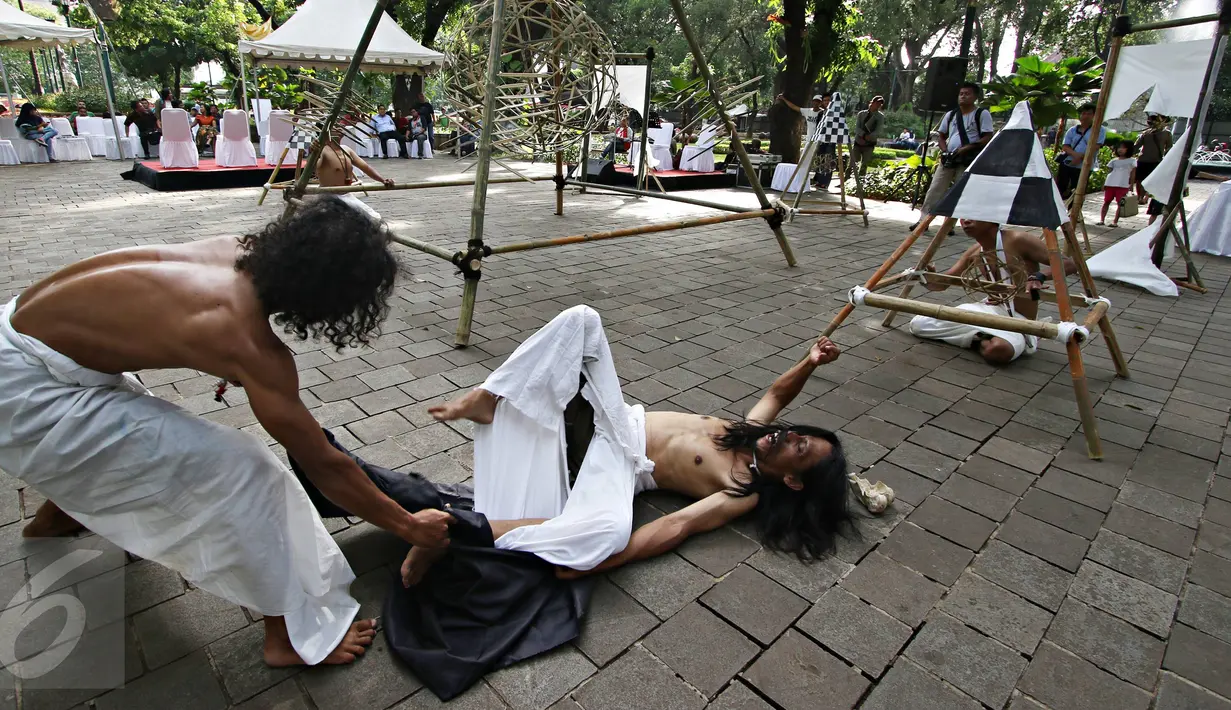 Kelompok Sajinah Seniman Solo melakukan adegan pada pertunjukan berjudul 'Menuju Putih' di Taman Suropati, Jakarta, Rabu (23/12). Pertunjukan itu merupakan bentuk ekspresi seniman dalam mewujudkan cita-cita Indonesia (Liputan6.com/Immanuel Antonius)