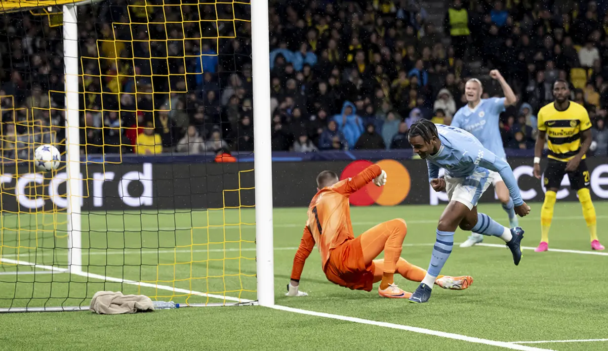 Young Boys yang berstatus tuan rumah dikalahkan 1-3 oleh Man City. Empat gol yang tercipta pada laga ini semuanya terjadi di babak kedua. (Anthony Anex/Keystone via AP)