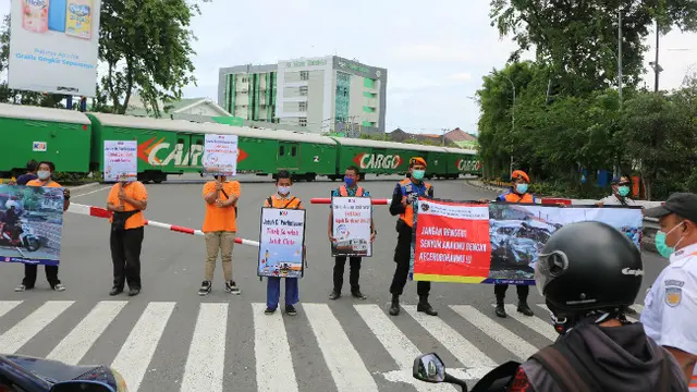 Komunitas Pecinta KA Wilayah Surabaya dan KAI Daop 8 Surabaya melaksanakan kegiatan sosialisasi keselamatan pada perlintasan di Jalan A.Yani-Surabaya. (Foto: Dok PT KAI Daop 8 Surabaya)