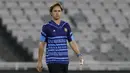 Pelatih Vanuatu, Paul Munster, mengamati pemainnya saat latihan di SUGBK, Jakarta, Jumat (14/6). Latihan ini persiapan jelang laga persahabatan melawan Timnas Indonesia. (Bola.com/Yoppy Renato)