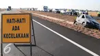 Sebuah papan pengumuman dipasang di area kecelakaan di Tol Cipali, Jawa Barat, Senin (13/7/2015). Mobil bernomor polisi D 1807 PB menabrak penanda jalan di Km 149+800. (Liputan6.com/Herman Zakharia)