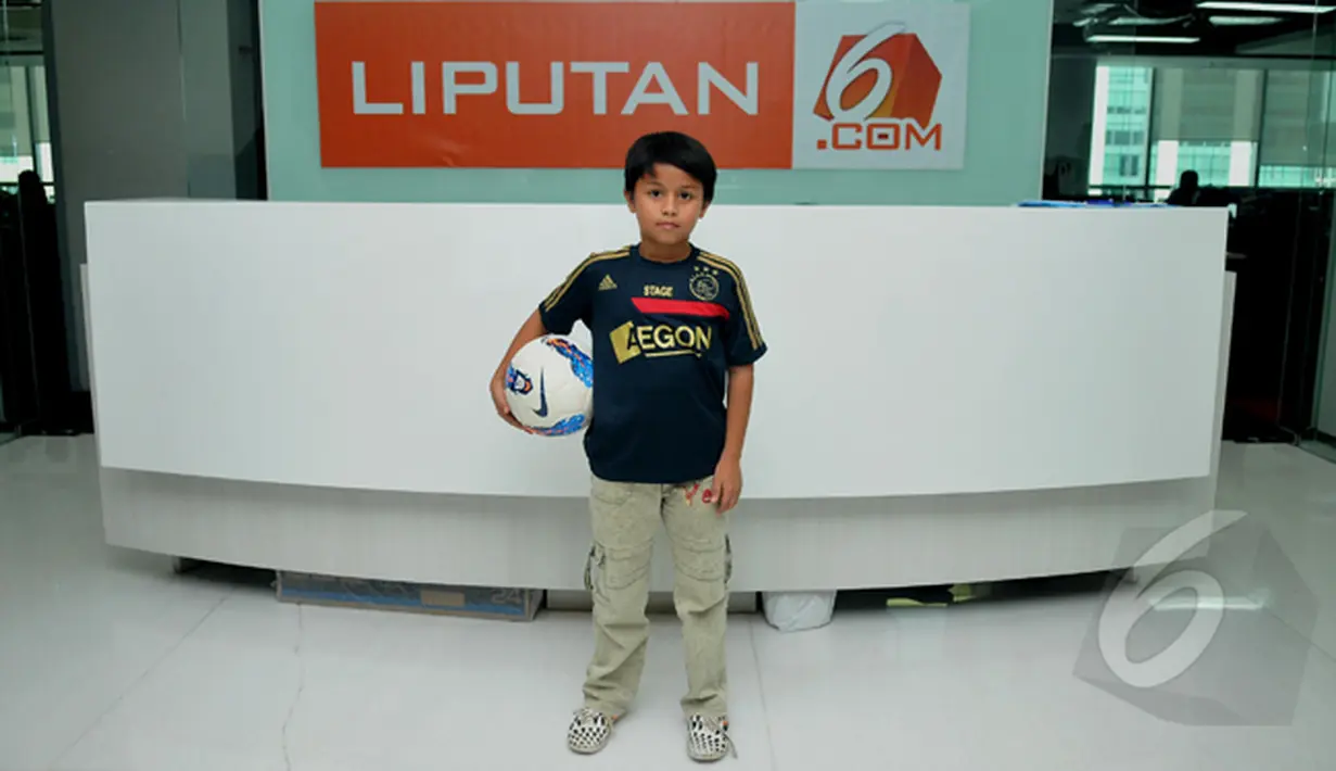 Tristan Alif Naufal mengaku mengidolakan Steven Gerard saat berkunjung ke Liputan6.com. Foto diambil pada Jumat (6/2/2015). (Liputan6.com/Johan Tallo)