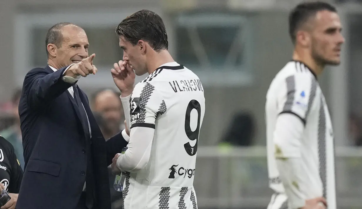 Dalam pertandingan ini Vlahovic gagal menunjukkan ketajamannya. Mantan pemain Fiorentina tersebut justru memberikan keuntungan bagi Milan. Kekalahan tim dari Massimiliano Allegri membuat Juventus menghuni posisi kedelapan dengan 13 poin. (AP Photo/Antonio Calanni)