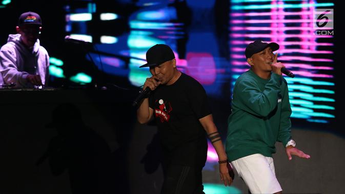 Grup hip hop duo Sweet Martabak menghibur penggemarnya dalam acara 