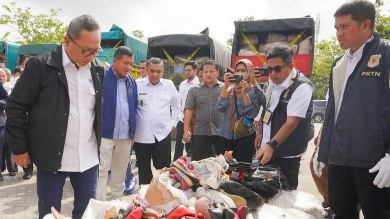 Menteri Perdagangan Zulkifli Hasan mengecek pakaian bekas impor yang disita oleh petugas di Pekanbaru.
