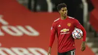 Pemain Manchester United Marcus Rashford berjalan membawa bola saat menghadapi RB Leipzig pada pertandingan Grup H Liga Champions di Stadion Old Trafford, Manchester, Inggris, Rabu (28/10/2020. Manchester United menang 5-0, Marcus Rashford cetak hattrick. (AP Photo/Dave Thompson)