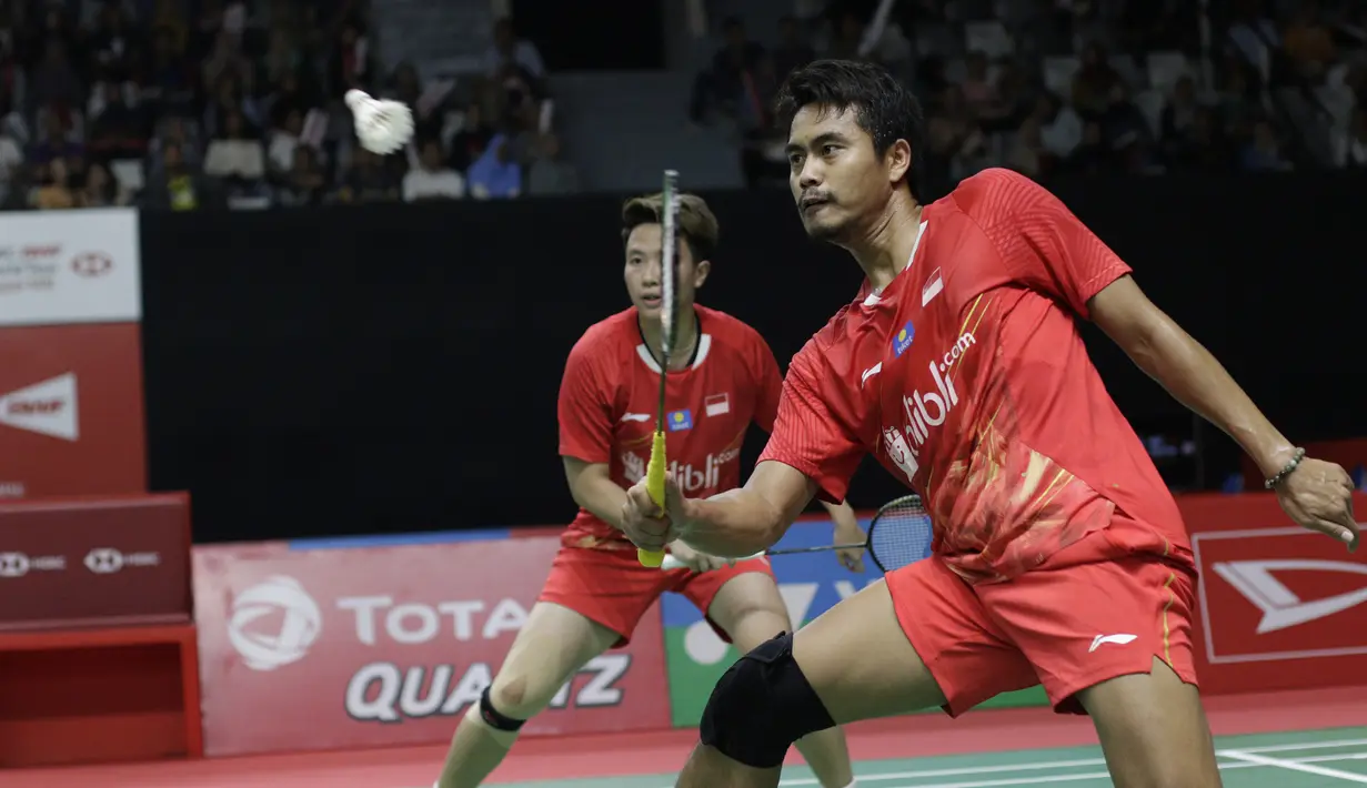 Pebulutangkis Indonesia, Tontowi Ahmad / Lilyana Natsir, mengembalikan kok saat melawan pasangan India pada Indonesia Masters 2019 di Istora Senayan, Jakarta, Selasa (22/1). Tontowi / Lilyana lolos ke babak kedua. (Bola.com/M. Iqbal Ichsan)