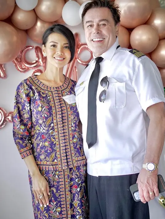 Di belakang backdrop balon, untuk tahun ini Farah Quinn dan suami memilih mengenakan kostum sebagai crew pesawat.  [@farahquinnofficial]