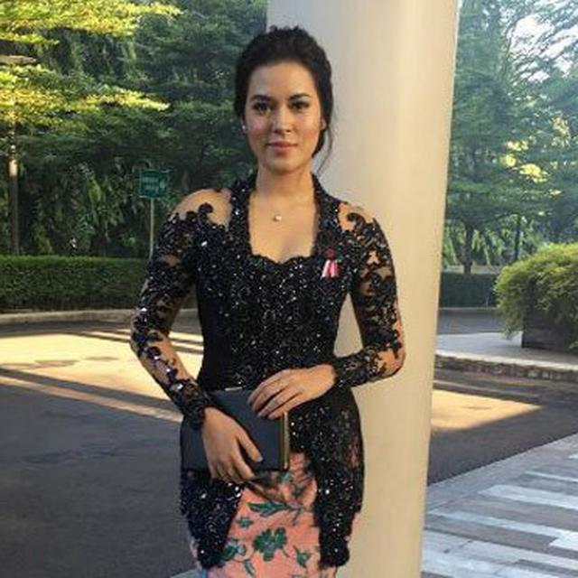 Gaya Kebaya Hitam Raisa Manggung Bareng Slank Di Istana Fashion Beauty Liputan6 Com