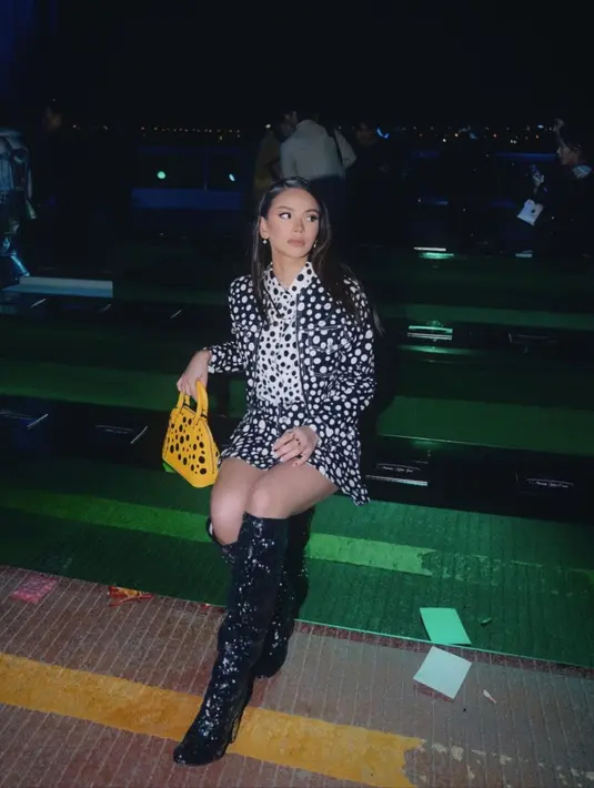 Alyssa Daguise tampil memesona dalam balutan bernuansa polkadot dari Louis Vuitton x Yayoi Kusama [@alyssadaguise]