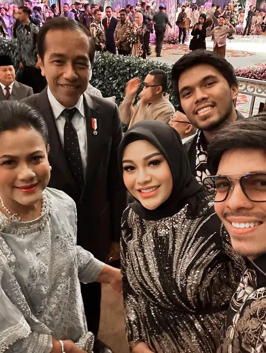 Dalam acara tersebut, Aurel dan Atta serta Thariq Halilintar tampak berfoto bersama dengan Presiden Jokowi dan Ibu Iriana. [Instagram/attahalilintar]
