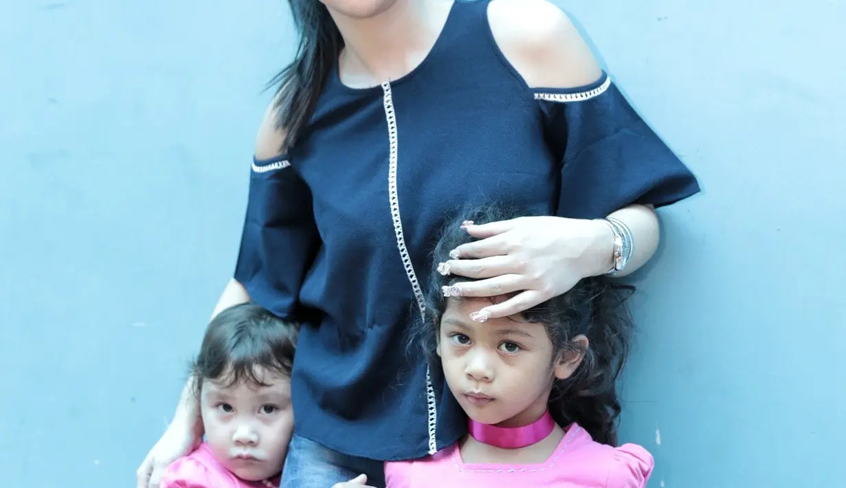 Sebagai orangtua tunggal, Celine Evangelista tidak hanya fokus pada kedua putrinya, Eleeya Xaviera Sompie dan Jemima Guri Clementine Sompie. Tapi juga sambil bekerja. (Adrian Putra/Bintang.com)