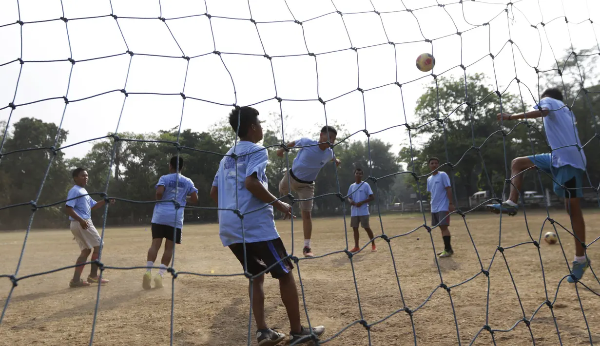 Para anak didik tampak ceria saat mengikuti pelatihan bersama Rahmad Darwaman di Lembaga Pemasyarakatan Anak Tangerang, Banten, Senin (26/8). Latihan ini dalam rangka rencana pembuatan film. (Bola.com/Vitalis Yogi Trisna)