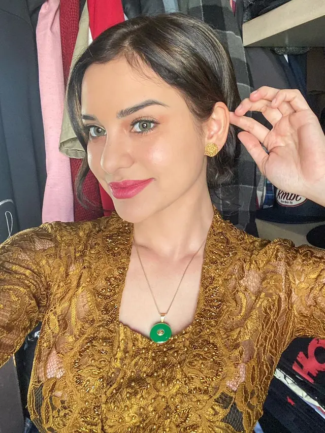 6 Potret Seleb Blasteran saat Pakai Kebaya, Memesona