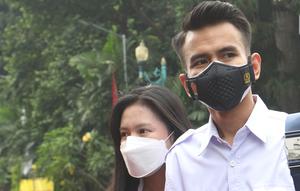 Pegiat media sosial Adam Deni Toba tiba di Polda Metro Jaya, Jakarta, Sabtu (14/08/2021).  Kedatangan Adam Deni untuk menghadiri proses mediasi dengan I Gede Ary Astina alias Jerinx dalam menyelesaikan kasus dugaan pengancaman. (Liputan6.com/Herman Zakharia)