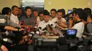 Sebelum memasuki ruang mediasi di lantai 2, besan Presiden Susilo Bambang Yudhoyono ini sempat menyapa wartawan yang menemuinya di gedung Bawaslu, Jakarta, Kamis (5/6/14). (Liputan6.com/Johan Tallo)